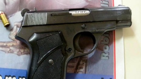 Хванаха мъж и жена с хероин и незаконен пистолет