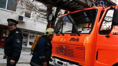 Запалиха двете коли на семейство от Карнобат