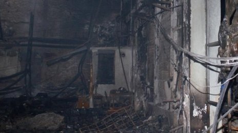 Работник изгоря в пожар, тръгнал от незагасен фас
