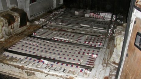 715 стека цигари изскочиха от двойни дъна на два буса