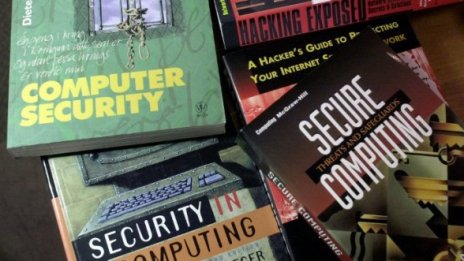 Арестуваха поддръжници на Асандж за взлом на платежни системи