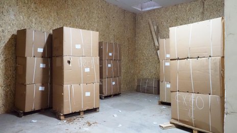 Митничари спипаха пратка с над 1200 "маркови" бижута