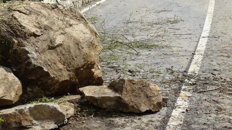 Скална маса се свлече на АМ "Струма"