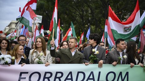 Десетки хиляди унгарци излязоха на митинги на управляващите и на опозицията