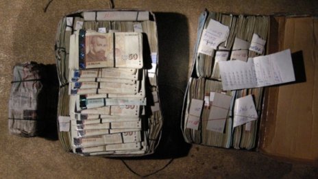 Лихвар с 43 лични карти задържаха в пловдивско село
