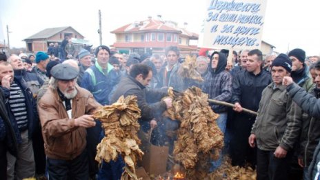 Тютюнджиите спират с протеста, но преди това – парите