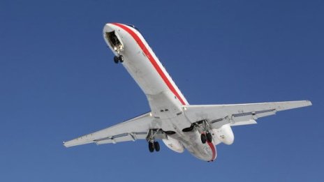 Пилот заспа по време на полет, а и се заключи