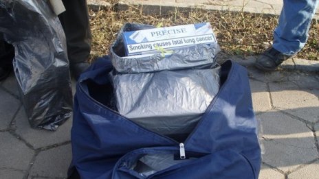 Задържаха трима за контрабандни цигари