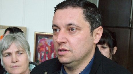 Няма политически театър, твърди Янев