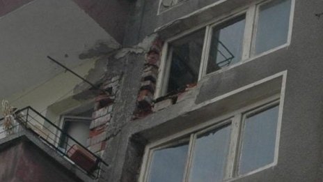 Дете е със счупен череп след срутване на бетон от блок
