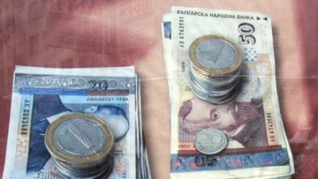 Дядо даде три бона на мним лекар