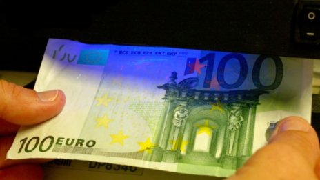 Двама си напазаруваха с фалшиви 100 евро