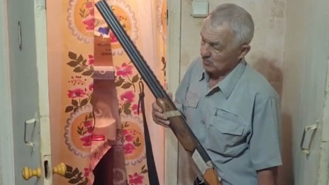 Руски пенсионер се опита да свали четири украински дрона с пушка, едва не го глобиха