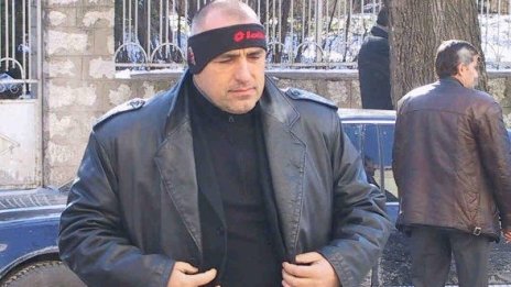 Борисов слага черния шлифер, силен е по време на хаос!