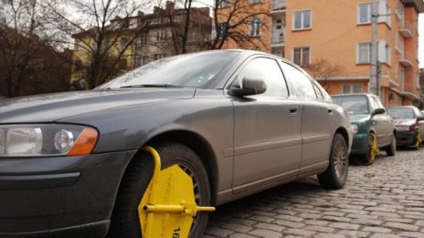 Полицаи дебнат за снимка неправилно паркирали "РК"