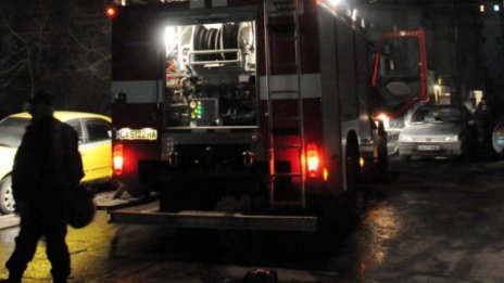 Пожар горя в близост до автомивка в София