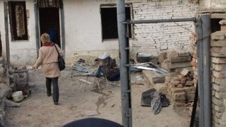 След полет: Кола кацна върху ромска къща във Варна