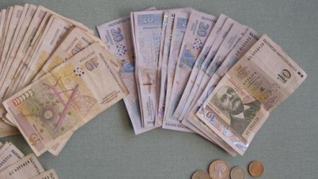Баба даде близо 5 бона за "златни пирони"
