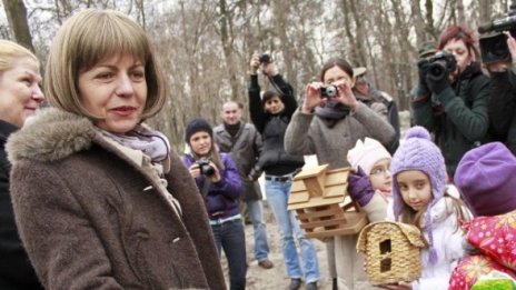 Едно напред, две назад в софийските забавачки