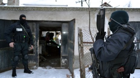 Шестима са задържаните за източване на банкови карти