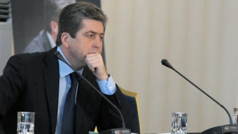 Първанов го страх по GSM-a