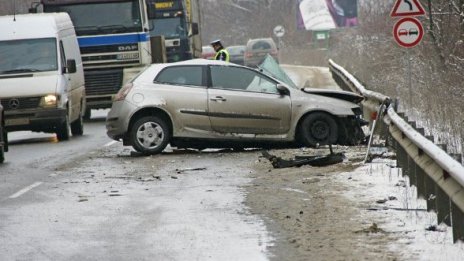 Двама загинаха в катастрофи през денонощието