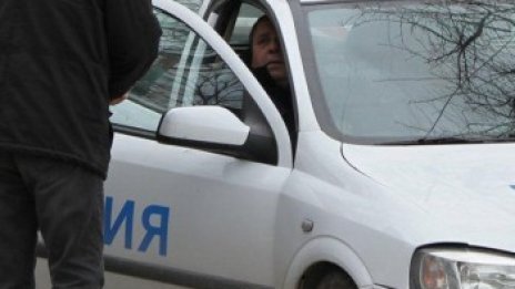 Неправоспособен младеж се опита да подкупи полицаи с 20 лв.