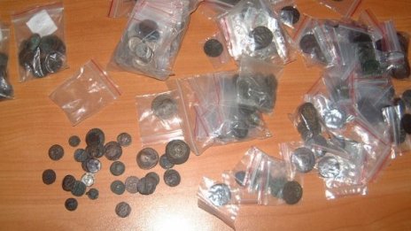 Хванаха 484 монети, подготвяни за "износ"