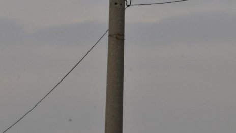 Силен вятър събори бетонен стълб във Варна, мъж оцеля по чудо