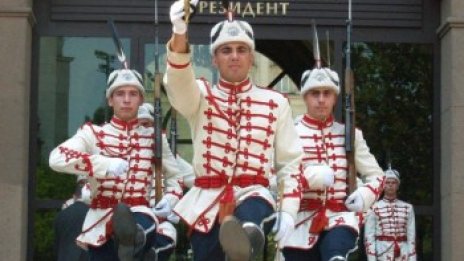 Гвардейки &ndash; скорошна гледка пред президентството