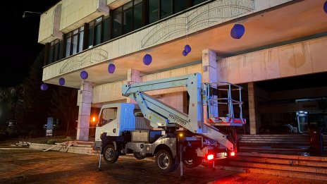 Пожар избухна на покрива на общината в Троян, няма пострадали