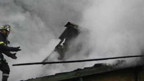Пенсионери загинаха при пожар в Костенец