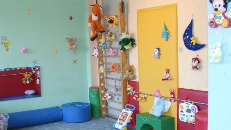 Изоставят близо 2000 деца годишно в домове