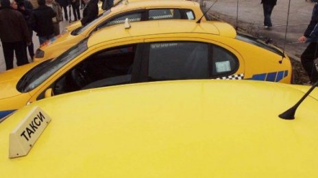 Млад мъж сви такси в Сливен пред погледа на шофьора