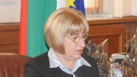 Мъжете ни слушат вкъщи, ще ни слушат и в политиката, отсече Цачева