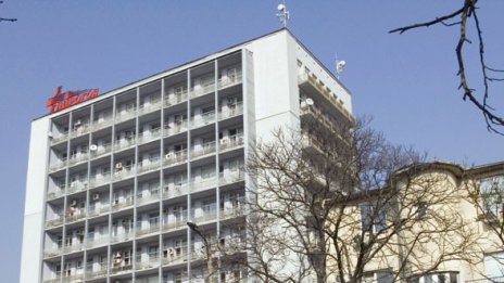 Тийнейджър и мъж, паднали от високо, са в Пирогов