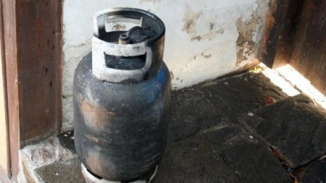 Двама пострадаха при взрив на газова бутилка