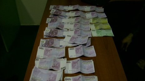 Мъж пробва да мине границата с ?23 000 под дрехите