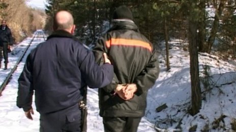 Закопчаха служители на БДЖ, източвали гориво от локомотив