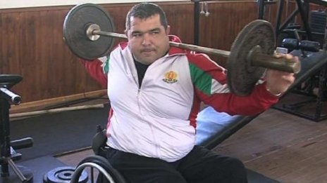 С инвалидна количка на почетната стълбичка