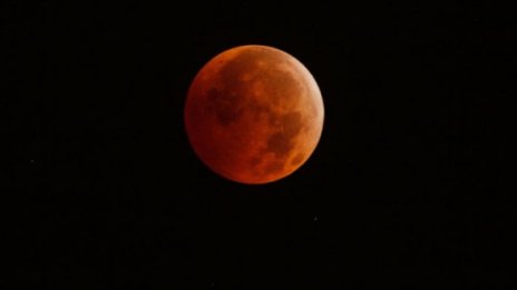 Луната се доближава до Земята на рекордно близко разстояние