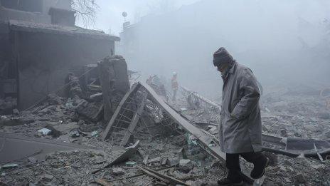 Двама души, сред които и дете, загинаха при руска атака срещу Харков