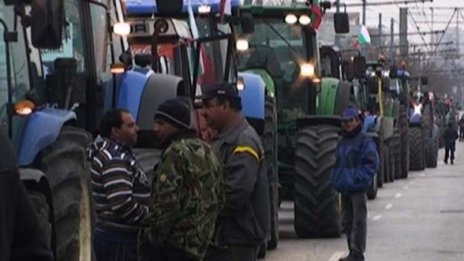 Земеделци си искат парите. И да си ходи министърът