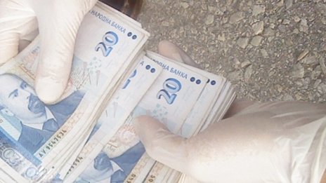 21-годишна с белезници, мамила възрастни хора в София