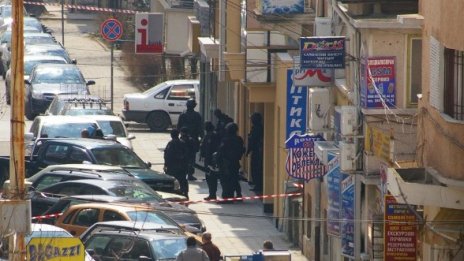 Подобрява се състоянието на простреляния охранител