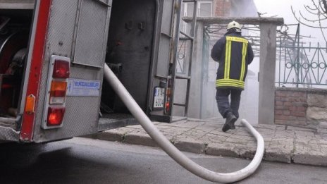 Двама, пострадали при пожари, берат душа в Пирогов