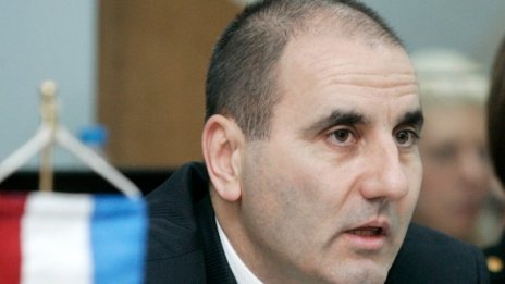 Закопчаха полицай, покровителствал проститутка