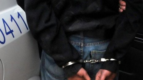 Задържаха двама за залятото със сода каустик момиче