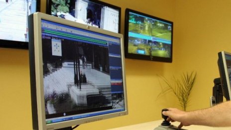 Двама ученици свили камерите на школото си