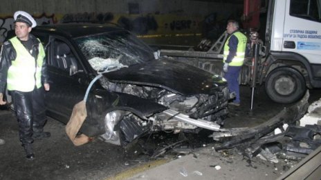 BMW с бясна скорост се разби в подлеза на НДК